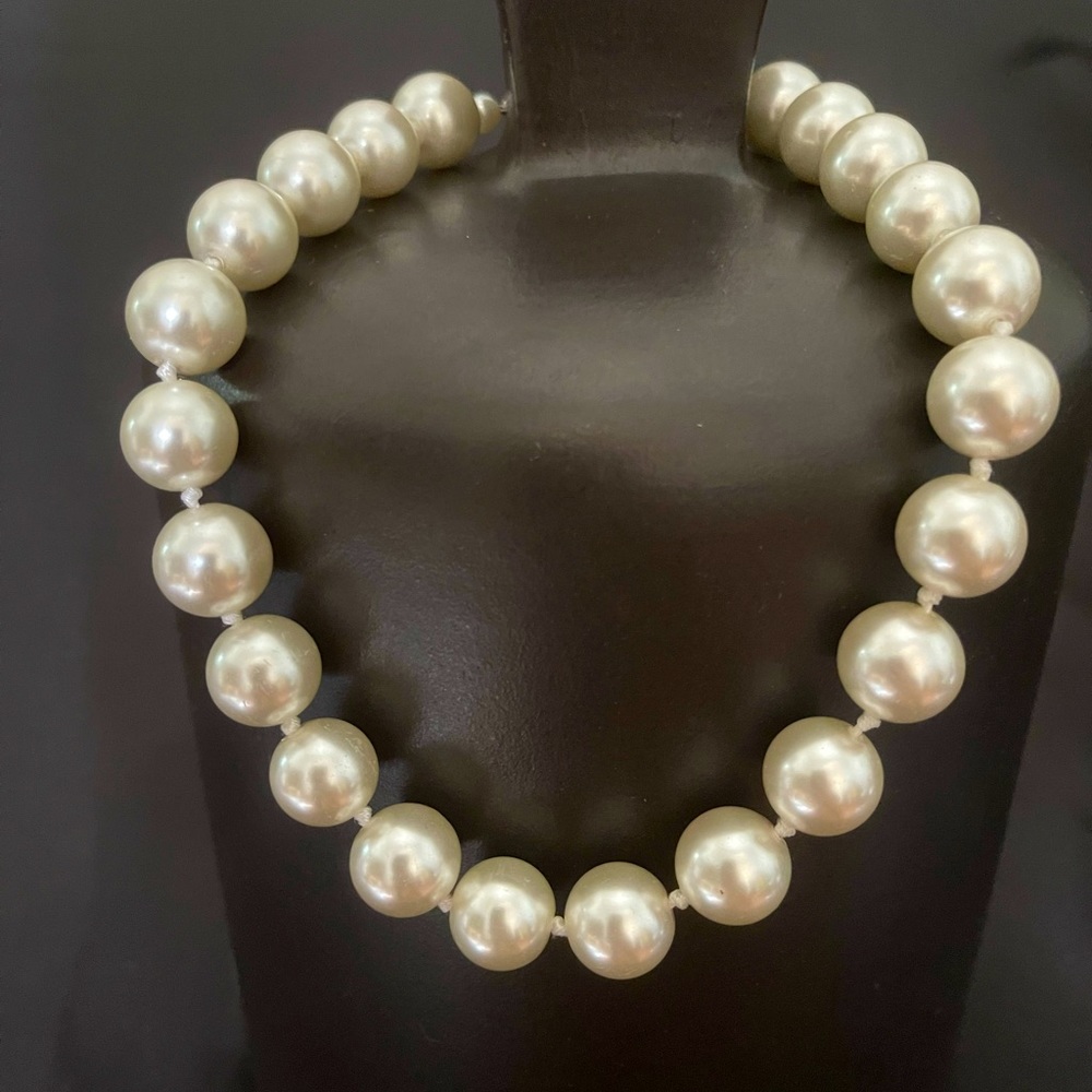 Beautiful Large faux Pearl Necklace with Claw clasp